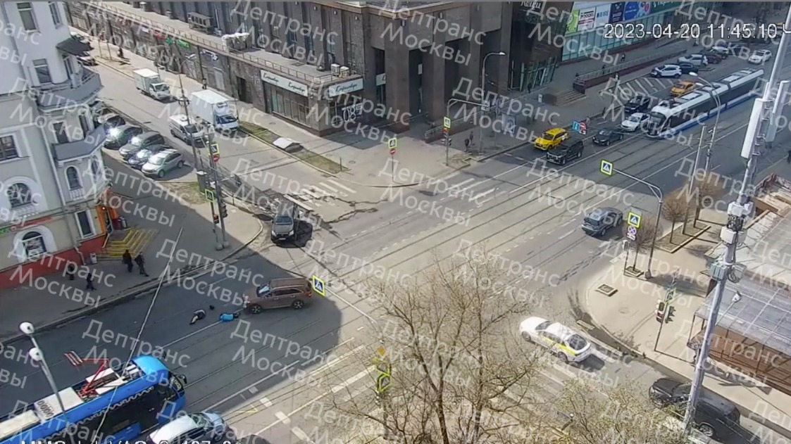 Автомобиль сбил двух пешеходов на переходе на Первомайской улице