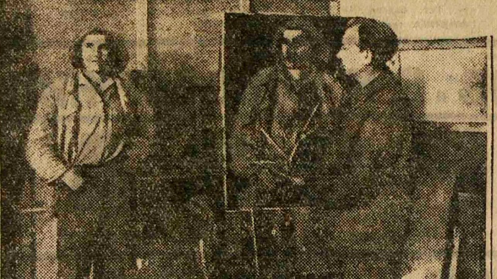 Фотография в «Вечерке»: художник Алексей Комаров работает над портретом ударника шахты товарища Синицына в мастерской