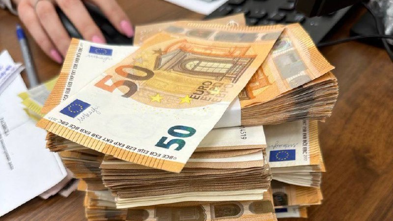 Гражданин Украины пытался пронести более 2,3 миллиона рублей в аэропорту Шереметьево