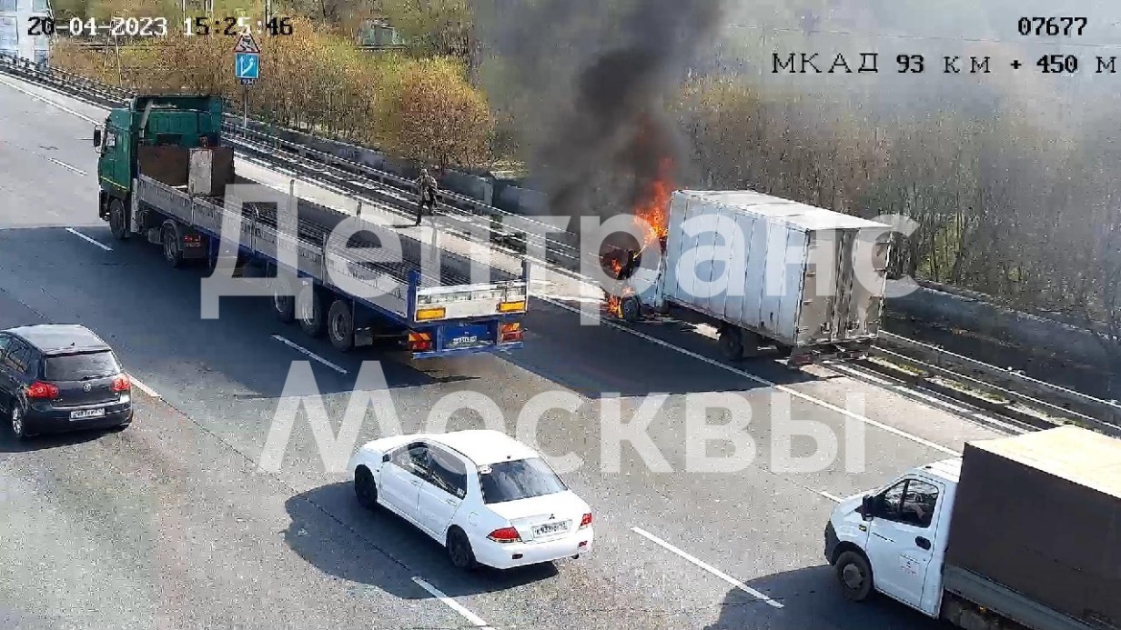 Грузовик загорелся на северо-востоке МКАД