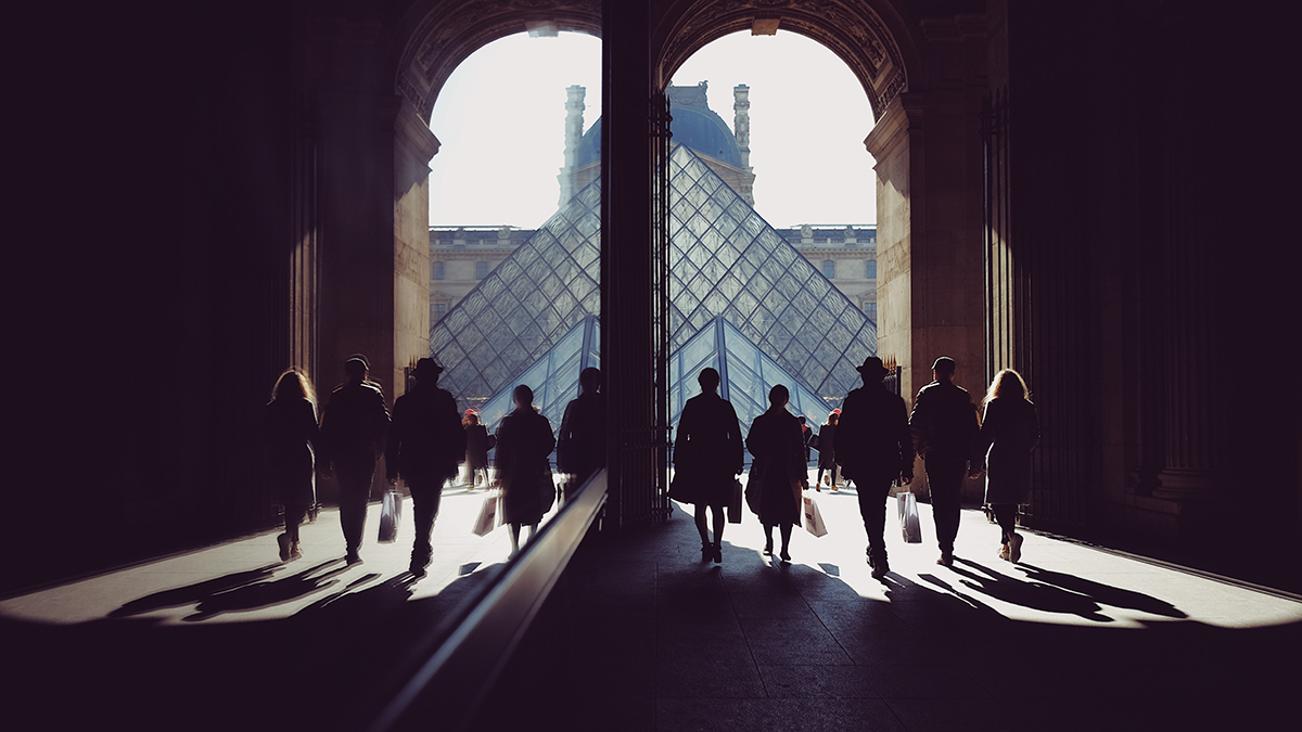 Российский юрист раскритиковал охрану Лувра после ограбления