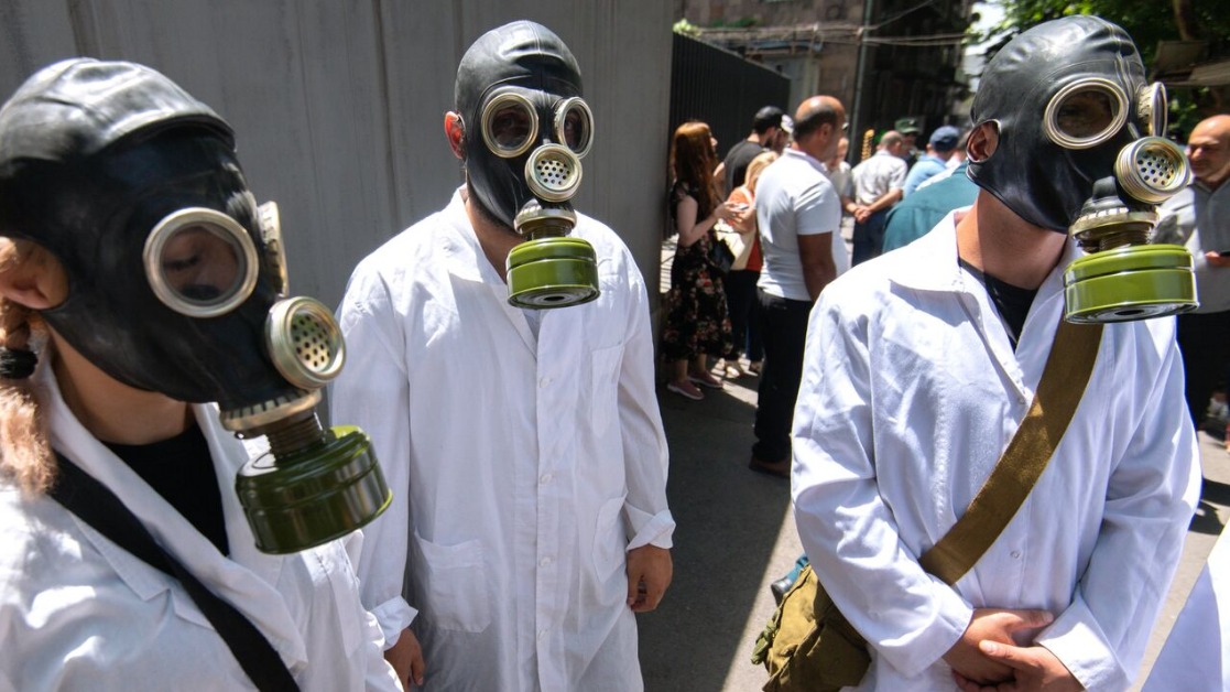 Участники митинга около Национального центра по контролю и профилактике заболеваний в Ереване протестуют против деятельности американских биолабораторий в Армении