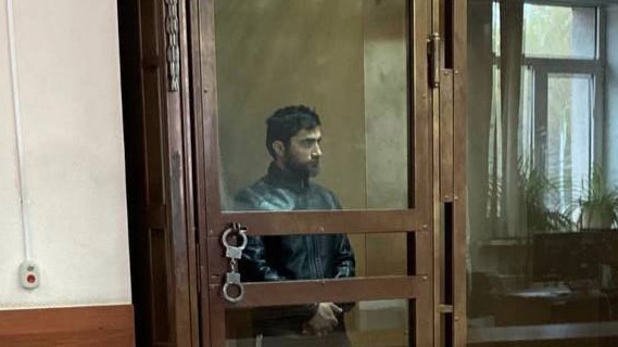 Суд арестовал мужчину, который чуть не задушил свою жену в присутствии детей