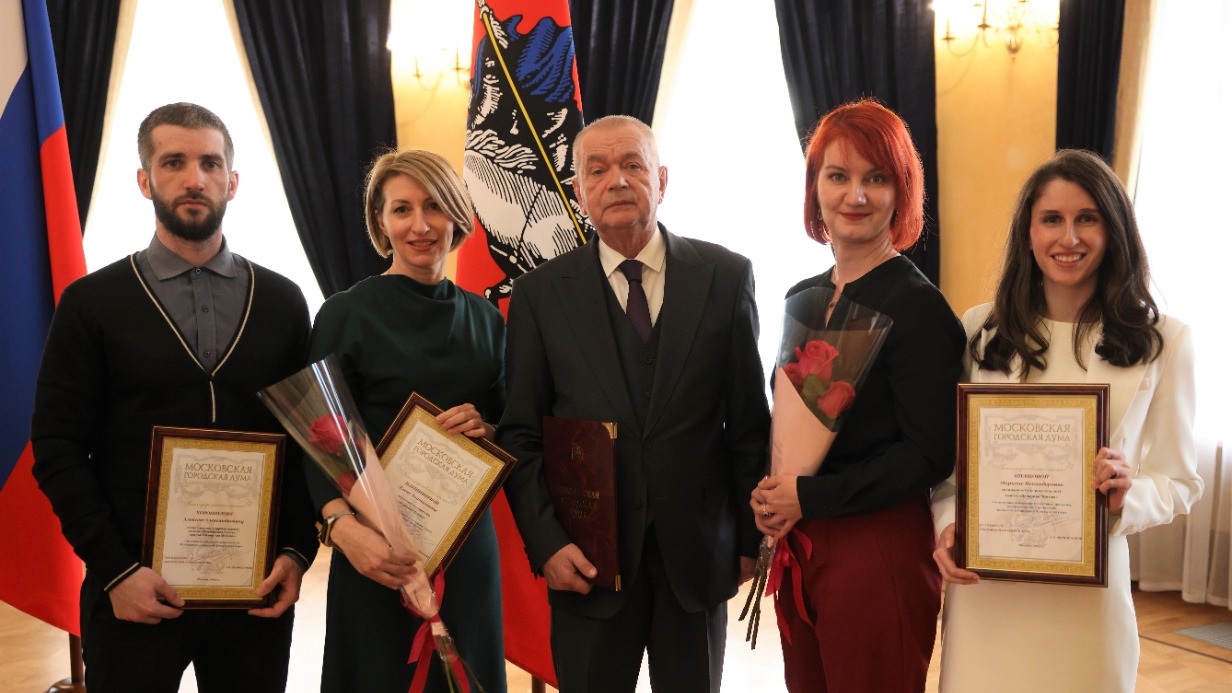 Сотрудники редакции газеты «Вечерняя Москва» (слева направо): специальный корреспондент Алексей Хорошилов, директор медиацентра Елена Плешивцева, главный редактор Александр Куприянов, редактор отдела «Московская власть» Юлия Тарапата и специальный корреспондент Марьяна Шевцова на награждении благодарственными письмами в Мосгордуме