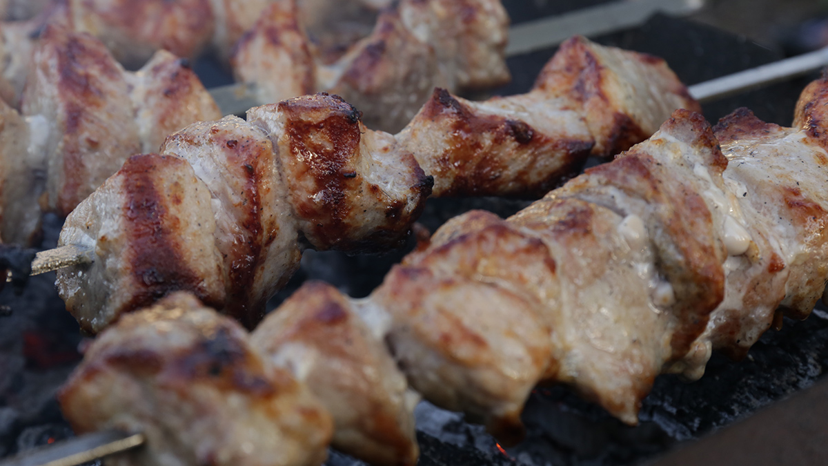 В МЧС заявили, что ведомство не будет запрещать жарить шашлыки в городских парках