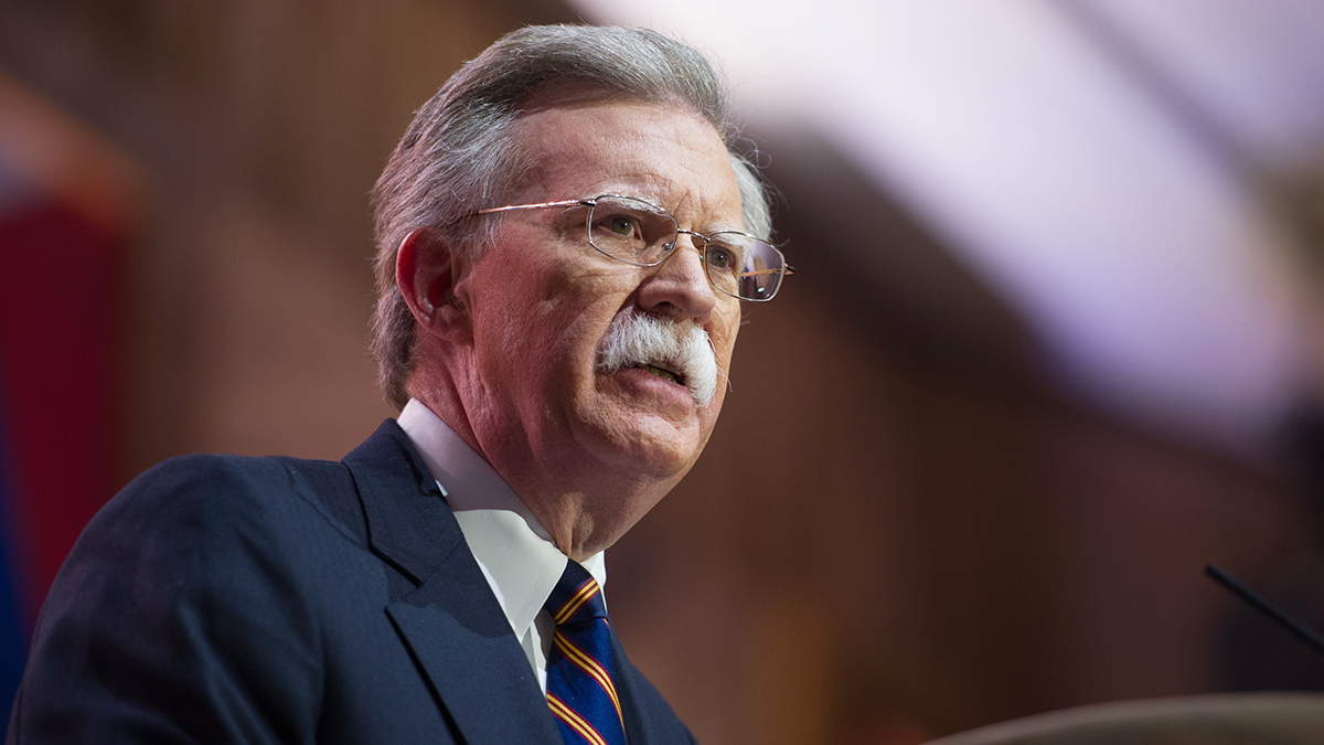 NYP: ФБР проводит обыски в доме экс-помощника Трампа Болтона на фоне их ссоры