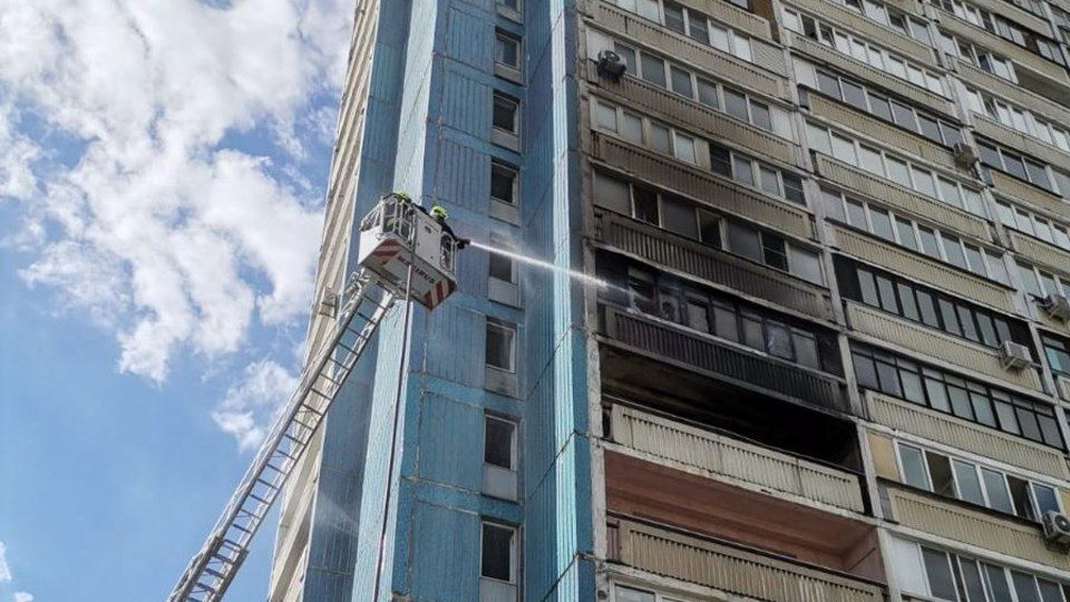 Пожар произошел в многоэтажном доме на Ясногорской улице