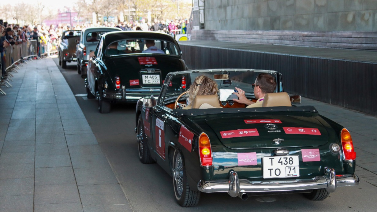 Ретроралли с участием около 100 машин завершилось в Москве