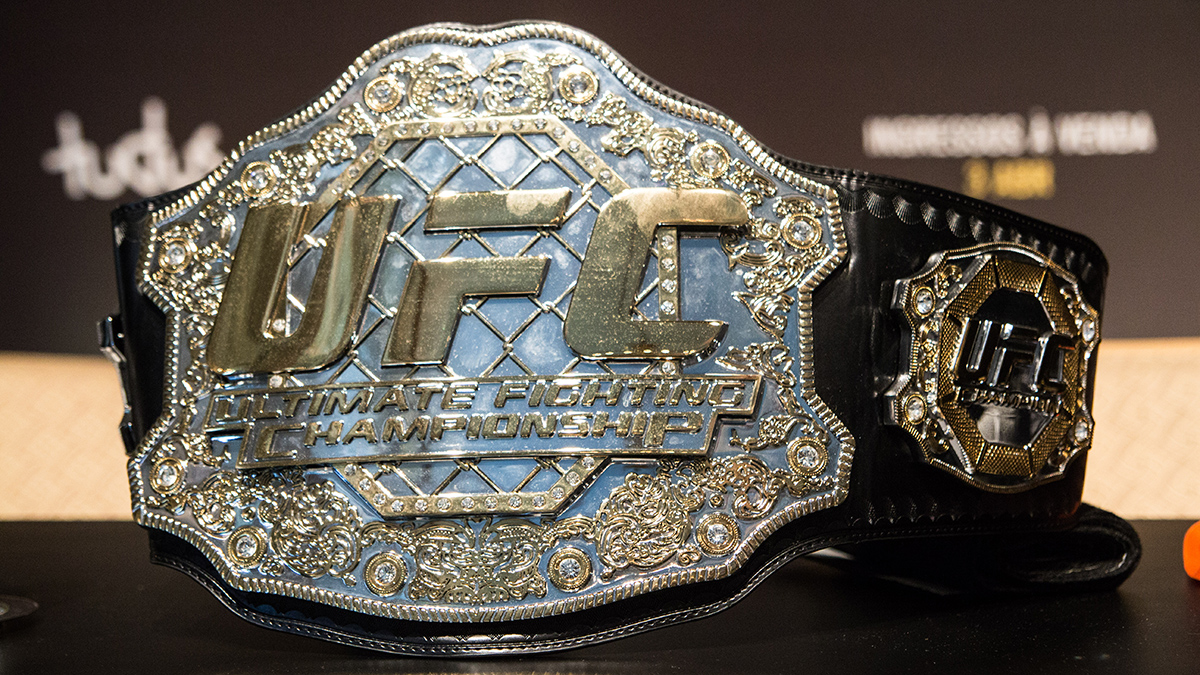 Умар Нурмагомедов проиграл Мерабу Двалишвили в бою за титул чемпиона UFC