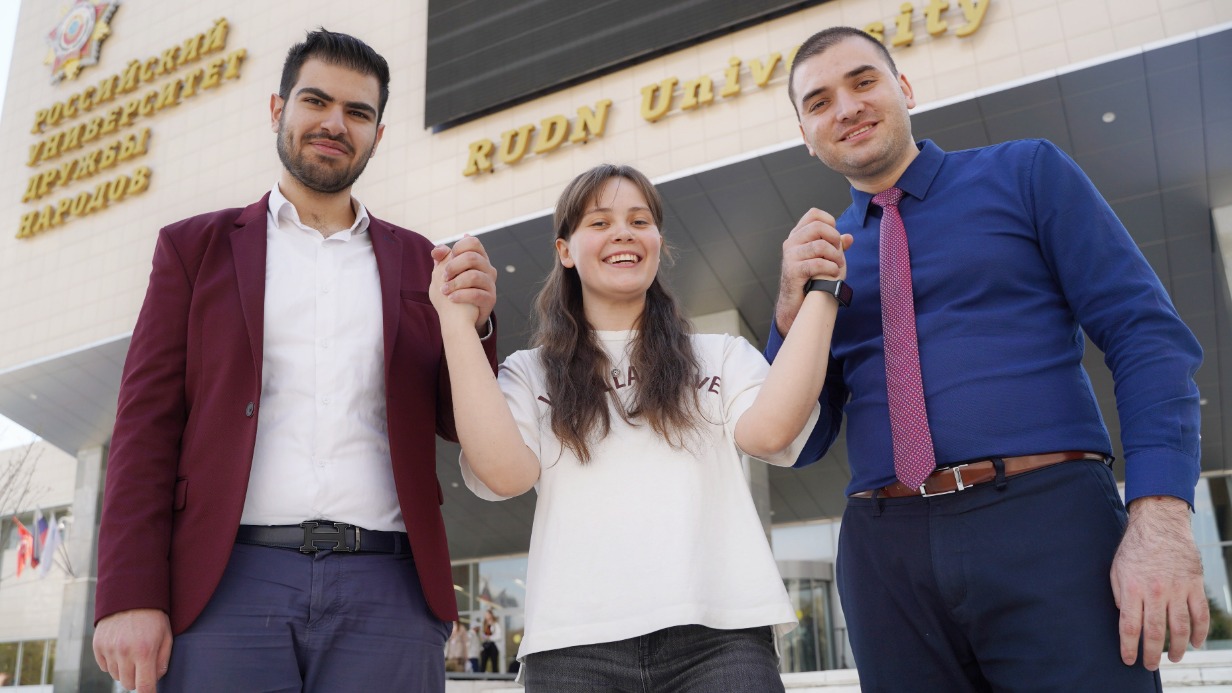 Студенты Российского университета дружбы народов Хассан Аль Лабан из Ливана (слева) и Мирко Калуджерович из Черногории выбрали обучение именно в столичном вузе. А чтобы их интеграция проходила успешно, им помогает руководитель разговорного клуба по русскому языку Дарья Меженько