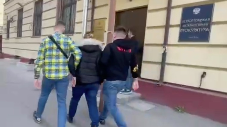 Подозреваемую в убийстве младенца в поезде на юго-востоке Москвы доставили в отдел СК