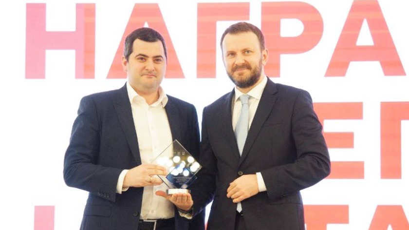 Награду Москве, как региону-наставнику, помощник президента РФ Максим Орешкин (справа) вручил руководителю Департамента инвестиционной и промышленной политики города Москвы Владиславу Овчинскому (слева)