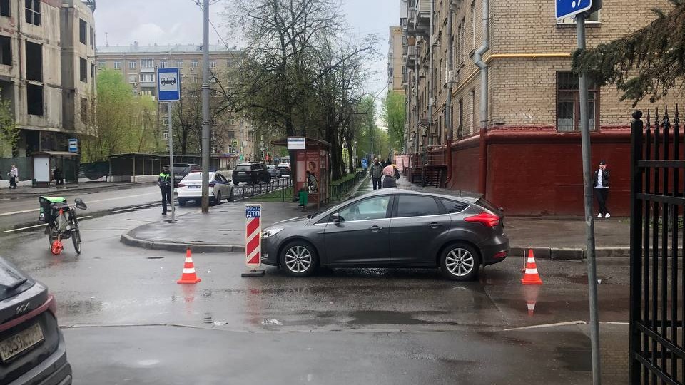 Велосипедиста госпитализировали после ДТП на улице Кедрова в Москве