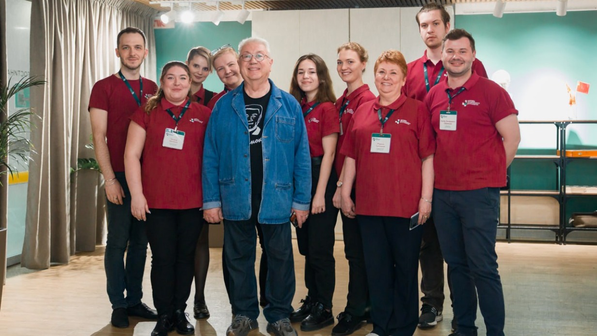 В центре московского долголетия прошла творческая встреча с Владимиром Винокуром