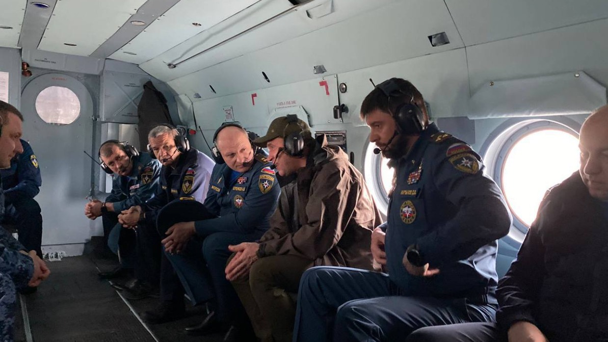 Свердловский губернатор и глава МЧС вылетели в поселок Сосьва