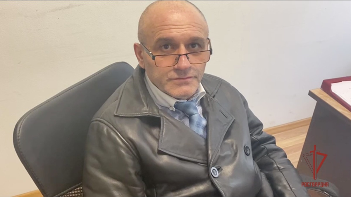 Мужчина в костюме украл одежду из магазина в центре Москвы