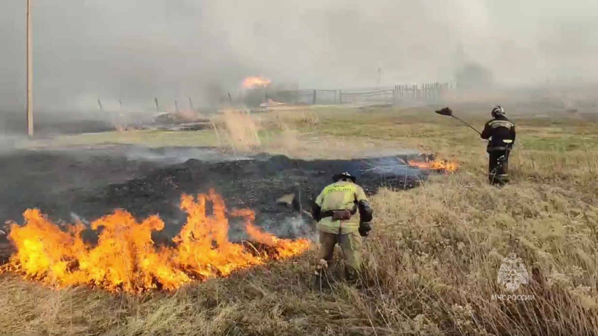 Десять жилых домов загорелось в станице Логовушка Курганской области