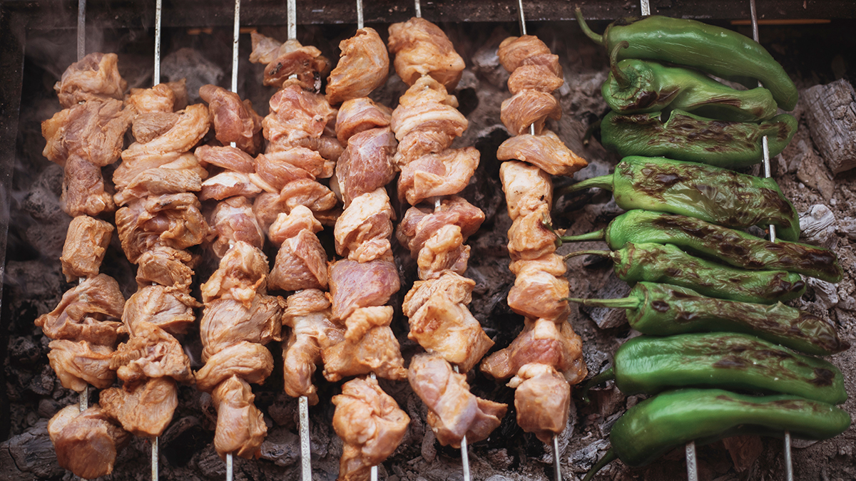 Врач Русакова предупредила о негативных последствиях переедания шашлыка