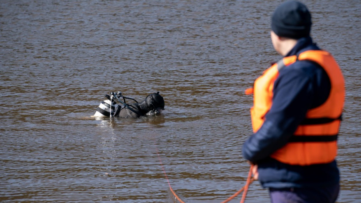 Столичные спасатели готовят к началу купального сезона водоемы в 13 зонах отдыха