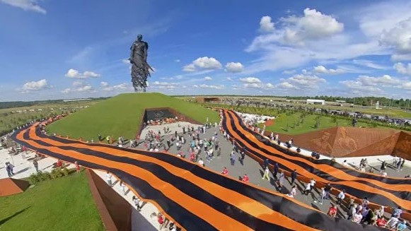 Масштабную Георгиевскую ленту развернут у Ржевского филиала Музея Победы