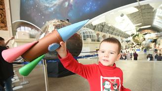 Москву украсили праздничными плакатами ко Дню космонавтики 