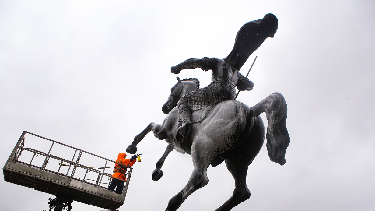 Столичные службы промыли после зимы монумент Победы на Поклонной горе