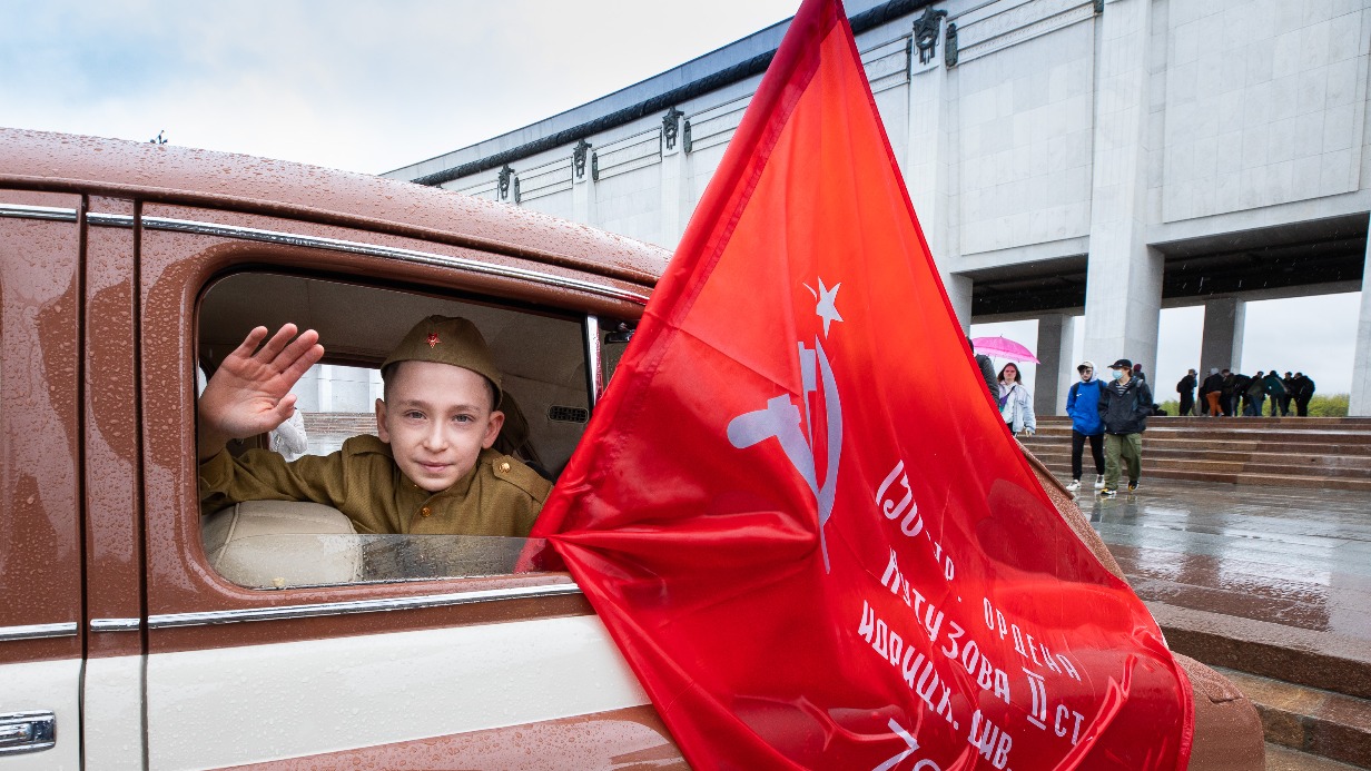 Масштабную копию Знамени Победы развернут в филиале Музея Победы