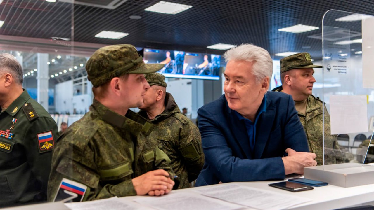Собянин встретился с размещенными в центрах «Авангард» и «Патриот» московскими контрактниками