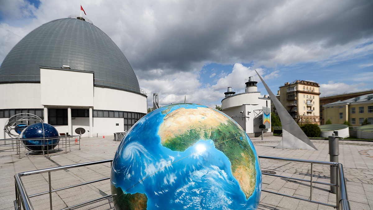 Здесь учились космонавты: самый большой и старейший планетарий страны отмечает юбилей