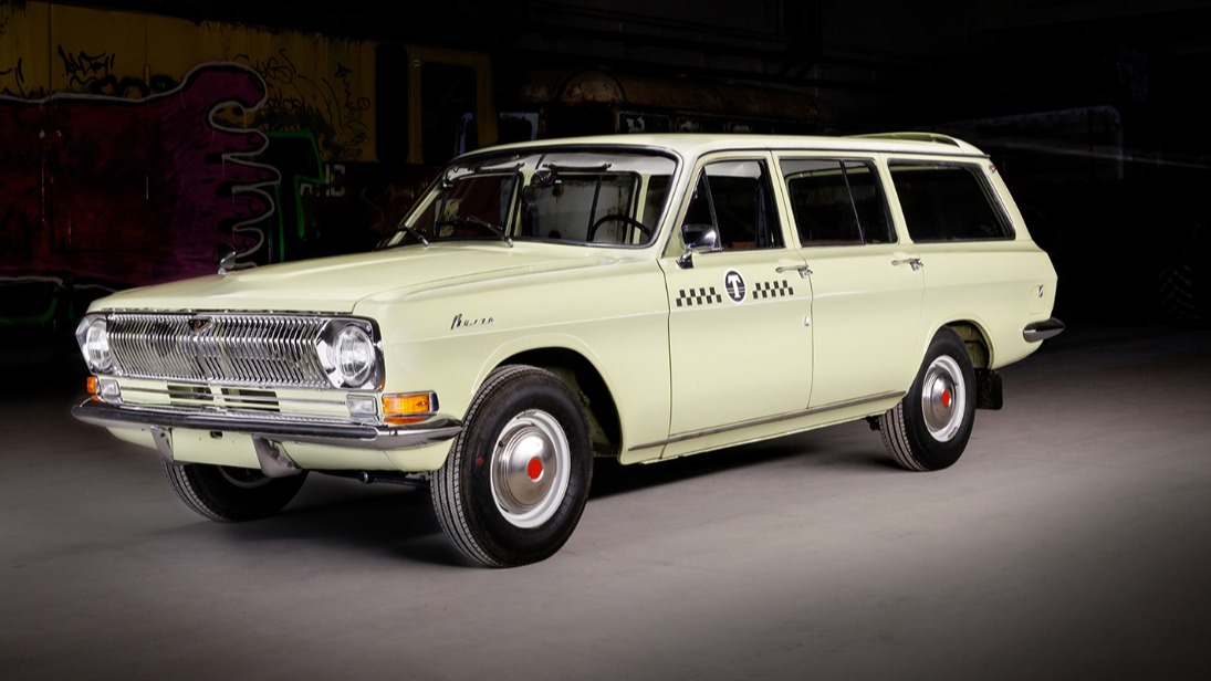 Такси полувековой давности отреставрировали в Музее транспорта Москвы