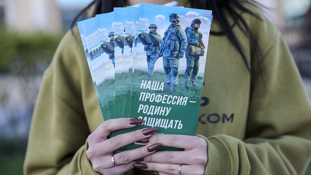 Волонтеры активно консультируют москвичей по вопросам прохождения военной службы по контракту