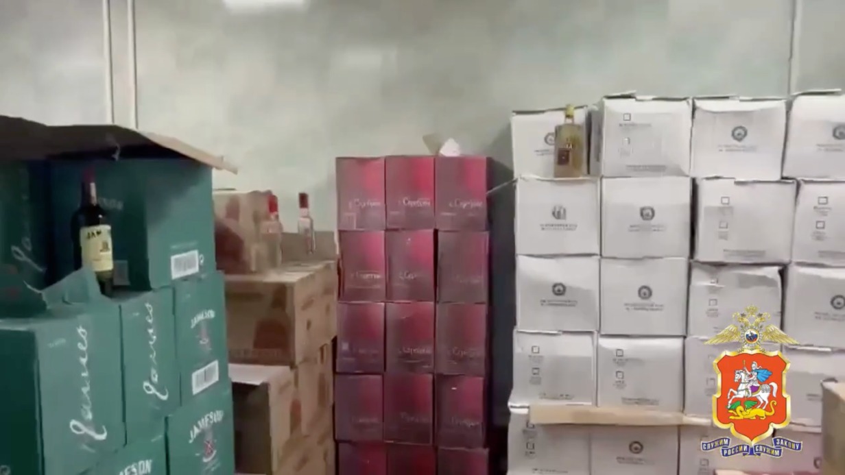 Полиция пресекла производство поддельного спиртного в Подмосковье