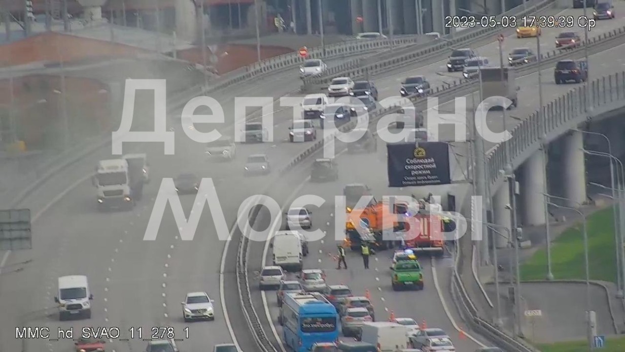 Мусоровоз загорелся на проспекте Мира на северо-западе Москвы