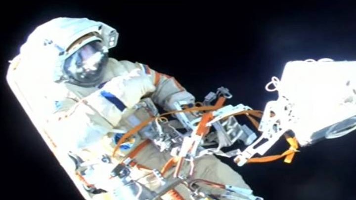 Российские космонавты успешно завершили семичасовую миссию в открытом космосе