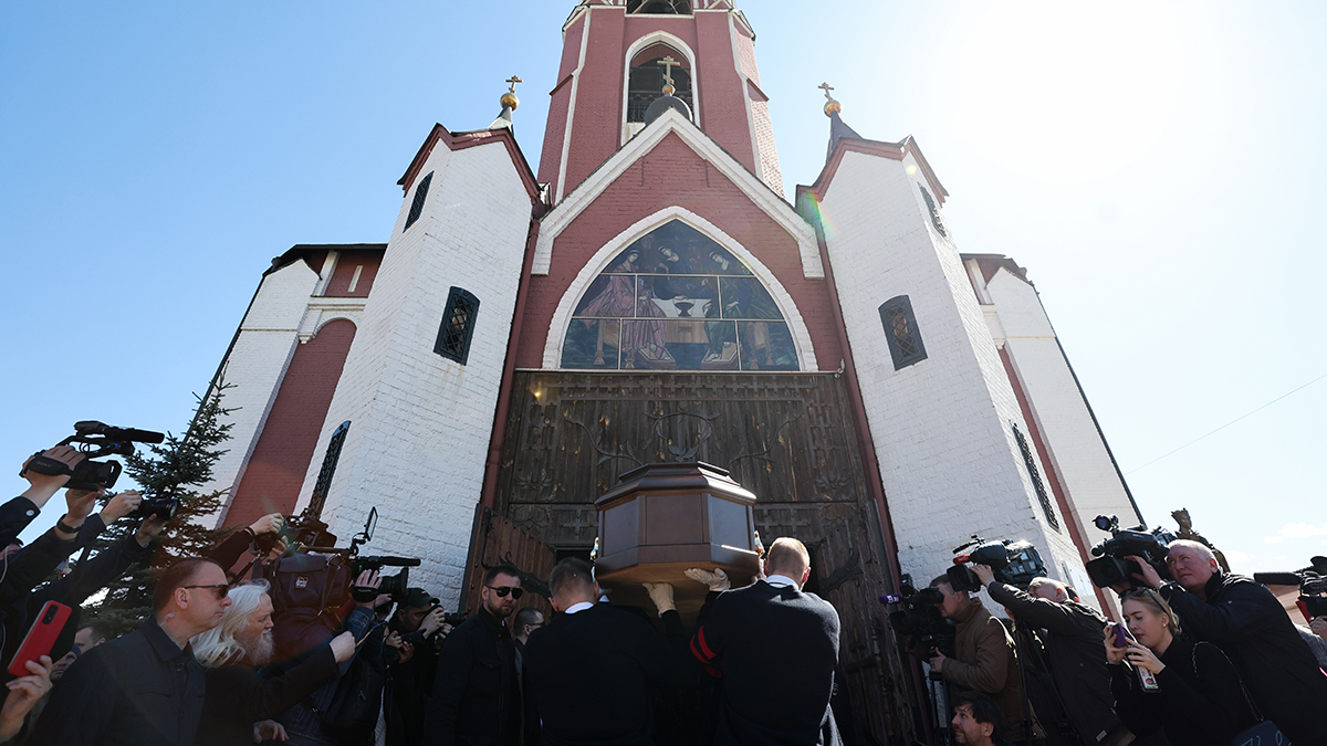 Десятки людей собрались на церемонии прощания с Вячеславом Зайцевым