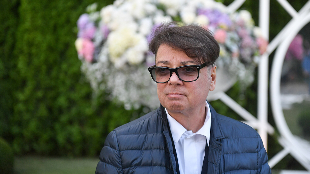 Церемония прощания с Валентином Юдашкиным началась на Троекуровском кладбище