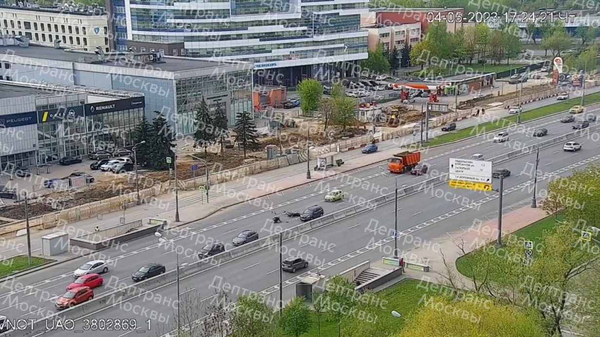 Мотоциклист врезался в автомобиль на юге Москвы. Видео