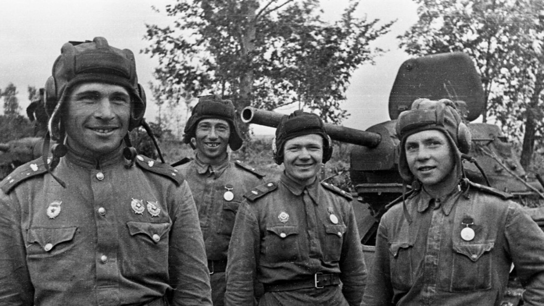 Танковый экипаж лейтенанта В. Стороженко, отличившийся в боях под Прохоровкой. Слева направо: лейтенант В. Стороженко, старшина Ф. Косых, старшина И. Пудов и старший сержант Н. Торбан. Фото 1943 года