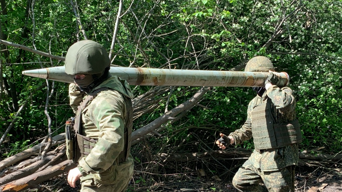 Командир расчета Андрей «Физик» и Николай «Шахтер» на Донецком направлении