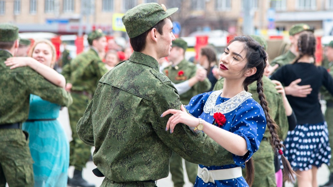 В рамках акции «Вальс Победы» на ВДНХ станцуют 100 пар столичных студентов