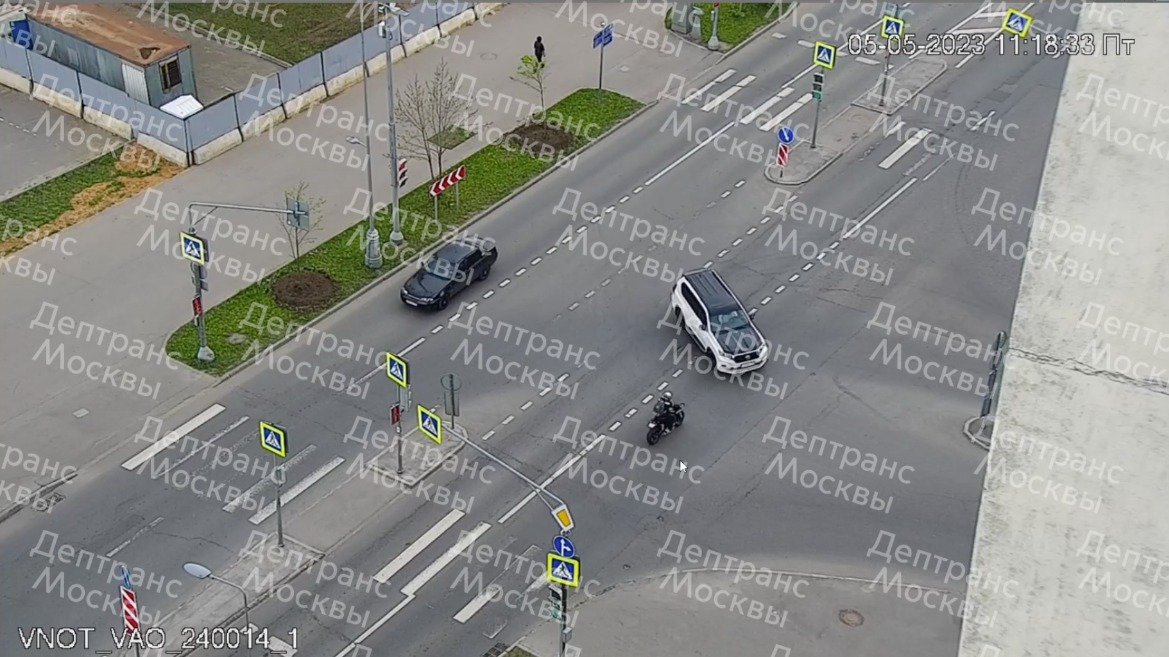 Мотоциклист врезался в легковой автомобиль на Святоозерской улице в Москве. Видео