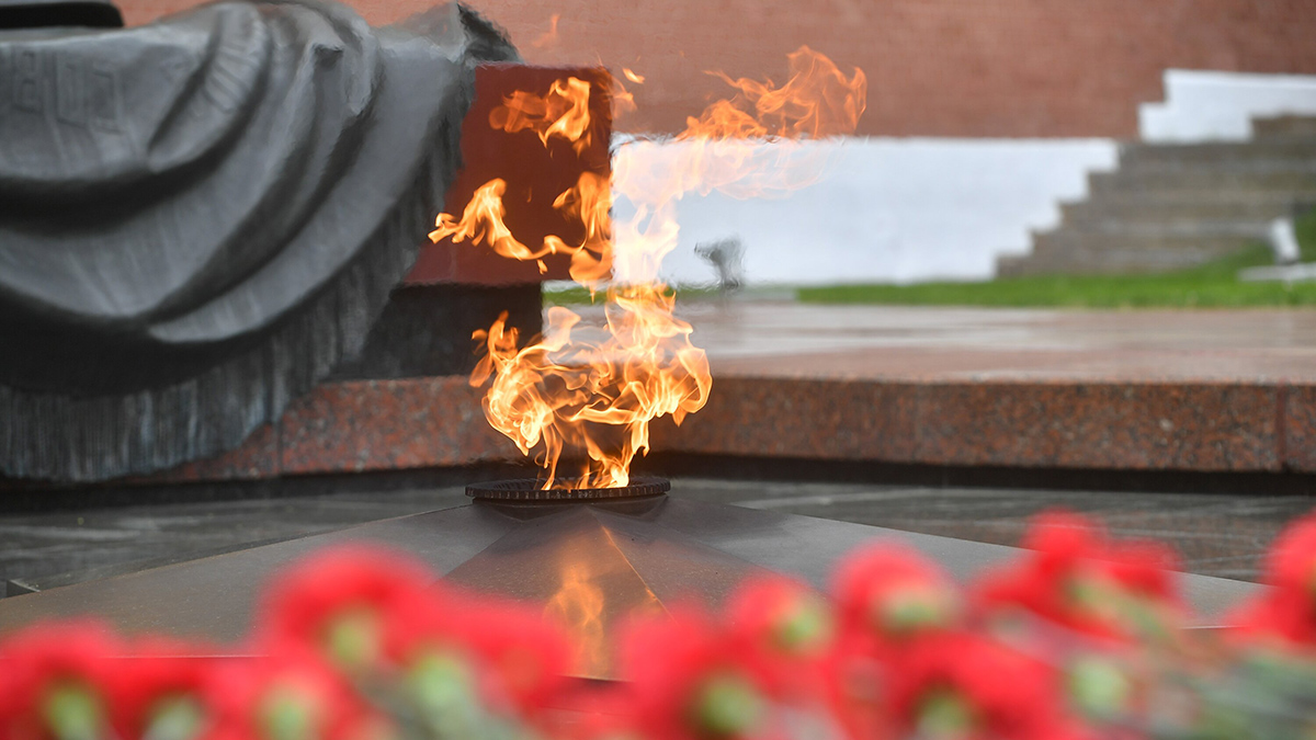 Вандал сжег в Вечном огне возложенные к памятнику цветы в Воронеже