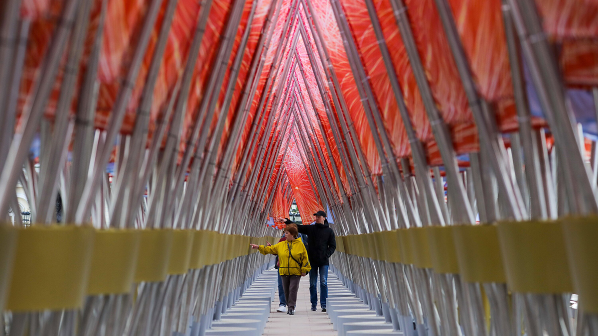 Уличные фотовыставки в честь 9 Мая открыли в музее-заповеднике «Кузьминки-Люблино»