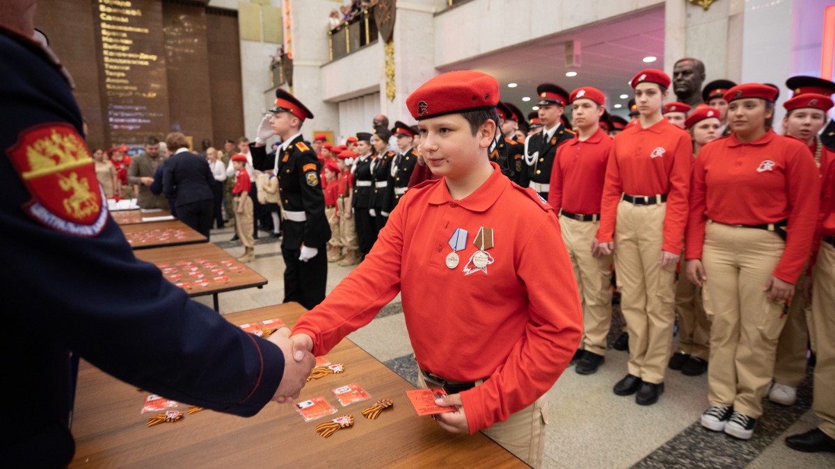 Около 500 школьников вступили в ряды «Юнармии» в Музее Победы