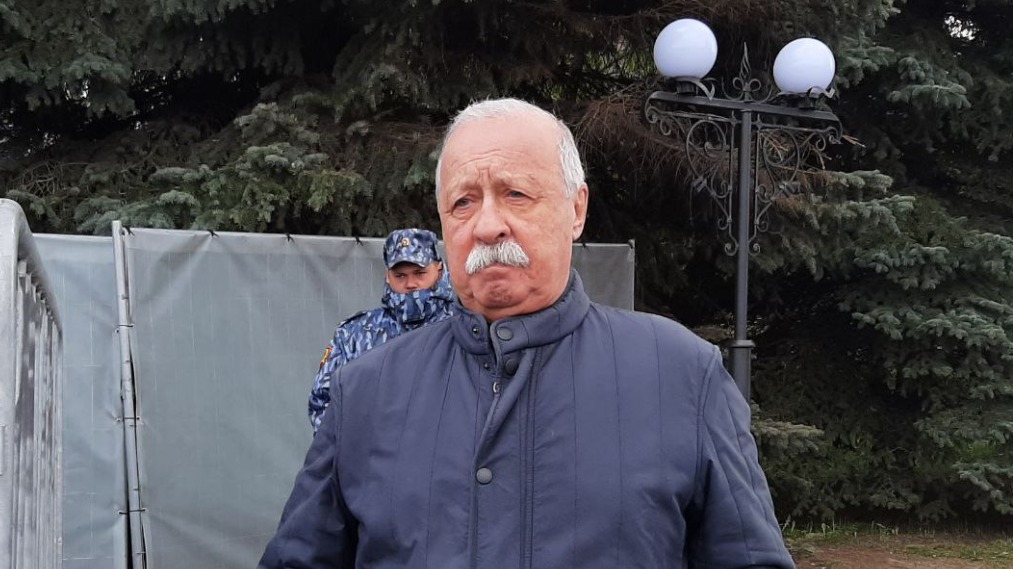 Леонид Якубович приехал на церемонию прощания с Юдашкиным