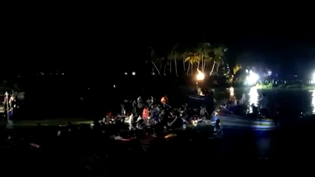 Минимум 18 взрослых и детей погибли при затоплении туристического катера в Индии