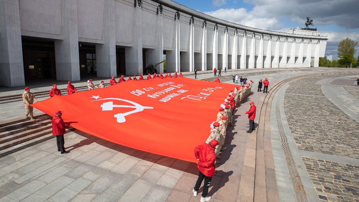 Копию Знамени Победы площадью 200 квадратных метров развернули около Музея Победы
