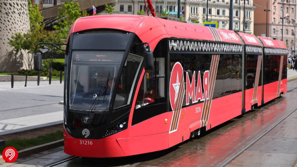 Трехсекционный низкопольный трамвай «Витязь-Москва» украсили ко Дню Победы