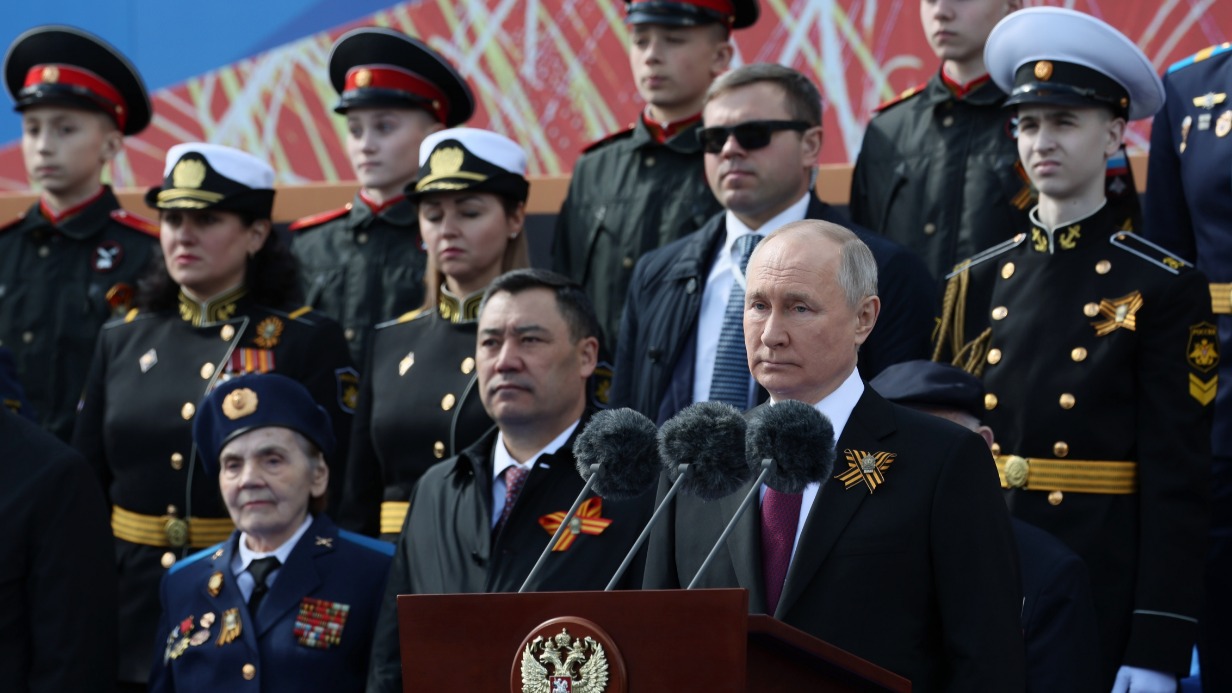 Президент Киргизии Садыр Жапаров (нижний ряд в центре) рядом с президентом России Владимиром Путиным во время торжественной речи