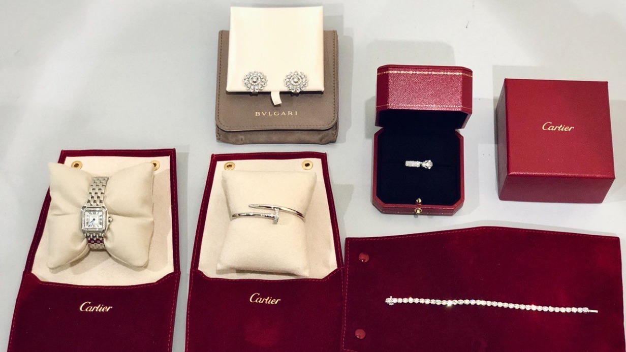 Таможенники в Домодедове задержали пассажирку с украшениями на семь миллионов рублей